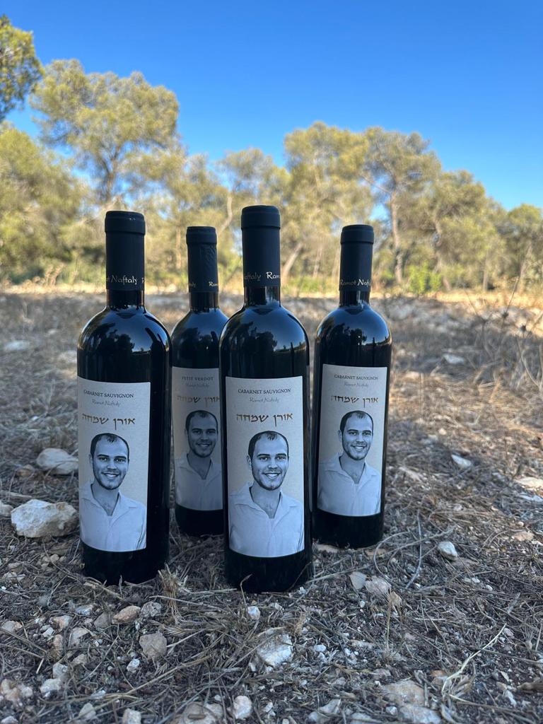 ⁨⁨יין קברנה סובניון 2020 - יין אדום יבש לזכר אורן נח הי״ד - מארז 4 בקבוקים⁩⁩